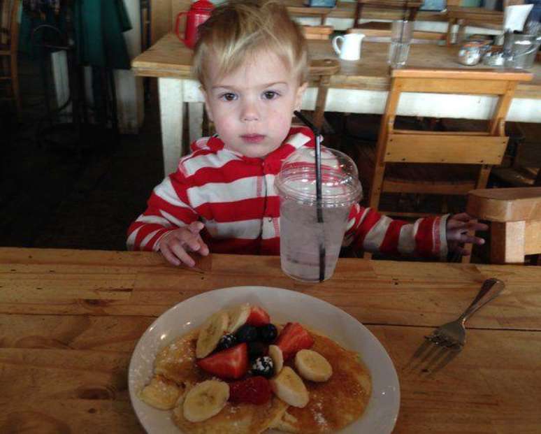 Sam, com uma aparência anêmica, um dia antes de entrar na dieta sem glúten; ele ganhou "uma festa do glúten", mas só quis água