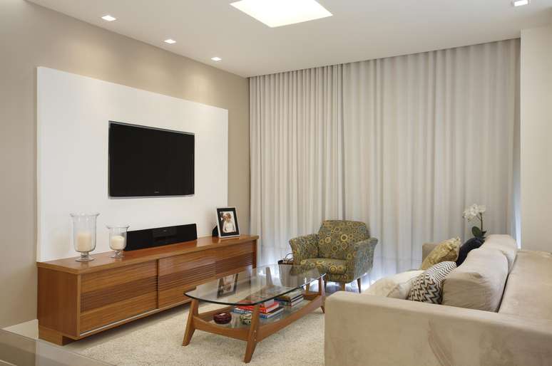 Rack mais clean e suporte de TV de cor diferente da parede são opções para espaços menores