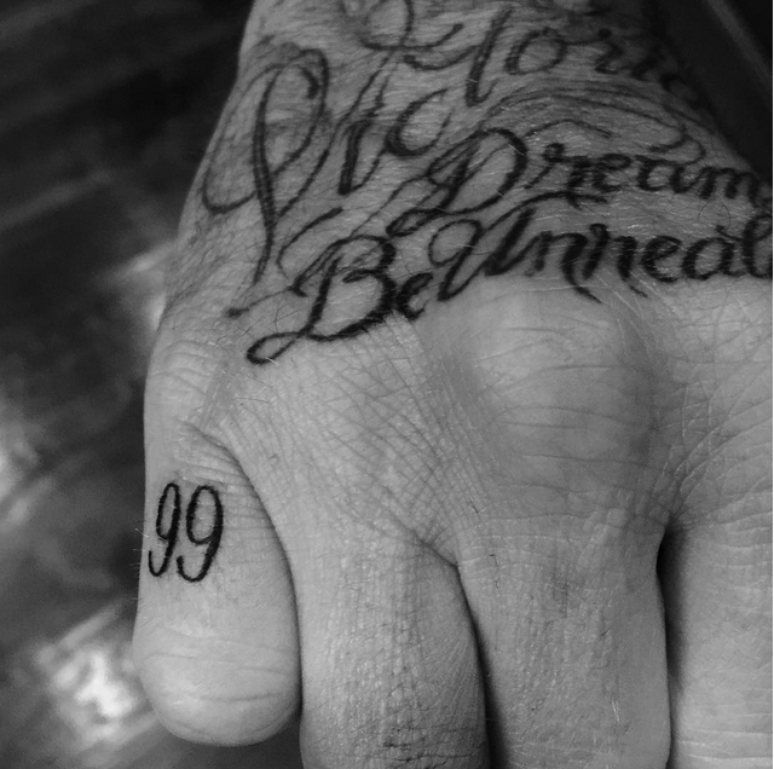 Ex-jogador fez tatuagem com o número 99 para homenagear o casamento com Victoria Beckham