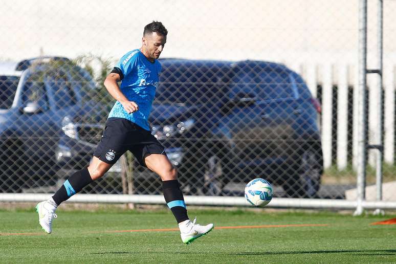 Bobô vive ansiedade pela estreia no Grêmio