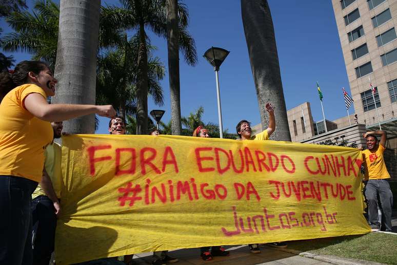 Manifestantes protestaram contra o parlamentar em frente ao hotel onde ele falou com empresários, na zona sul de São Paulo