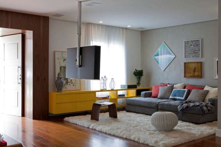 Um sofá de menor profundidade é o ideal para ambientes menores; abuse de quadros e almofadas