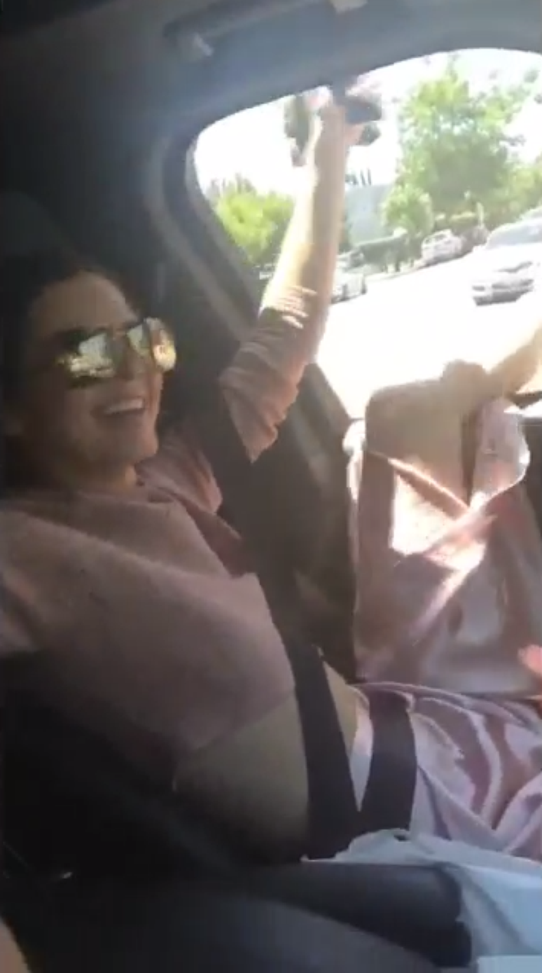 Kylie Jenner posta vídeo em que a irmã Kendall dirige sem os pés e as mãos