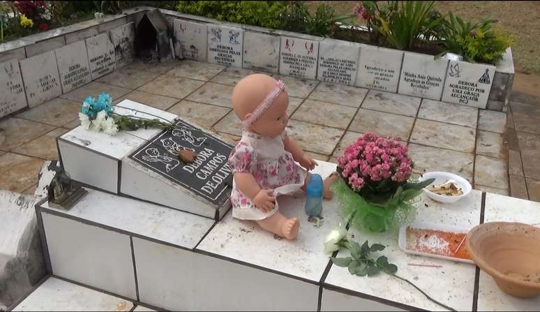 Túmulo da menina Débora, morta na década de 1980 