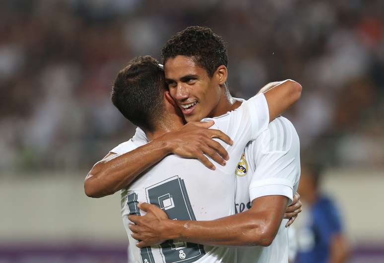 Varane comemora seu gol no começo do segundo tempo