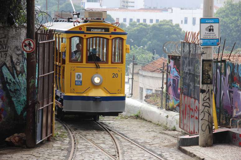 O embarque e desembarque dever&atilde;o ser feitos exclusivamente nos pontos de parada e a lota&ccedil;&atilde;o de cada bonde &eacute; limitada a 32 passageiros