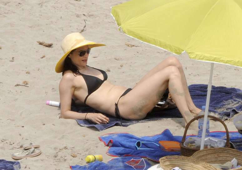 Rachel Weisz exibiu boa forma de biquíni em praia na Espanha 