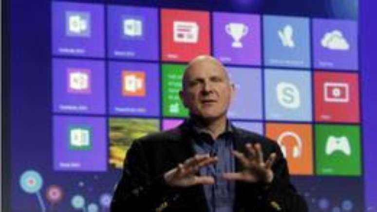 O então CEO da Microsoft, Steve Ballmer, no lançamento do Windows 8, que trouxe entre suas novidades o fim do menu iniciar; item retorna na nova versão