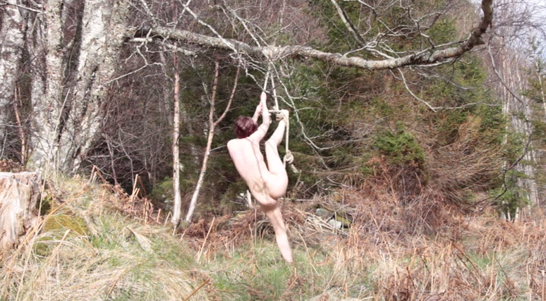 Artista fica presa &agrave; corda ap&oacute;s acrobacia malsucedida 