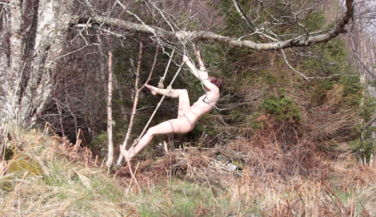 Hilde Krohn Huse tenta se soltar das cordas ap&oacute;s performance nua e malsucedida