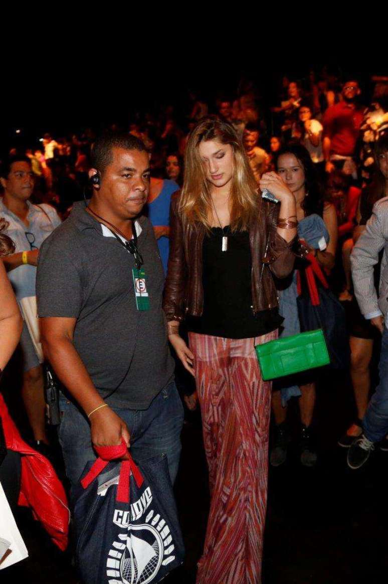 Para assistir a desfiles no Fashion Rio, a garota apostou na saia transparente, com shorts por baixo e na mesma jaqueta de couro marrom com camiseta preta. Soube equilibrar bem os diferentes pesos das peças
