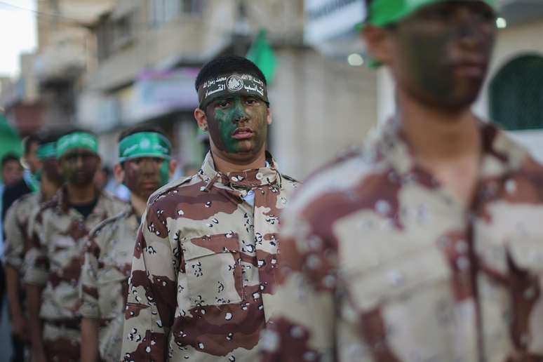 Jovens cadetes de um braço militar do Hamas