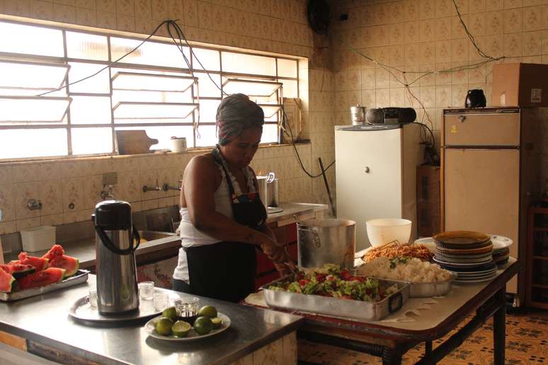 Longe das drogas, Kátia colabora como cozinheira na casa do Sacomã do projeto Crack Zero