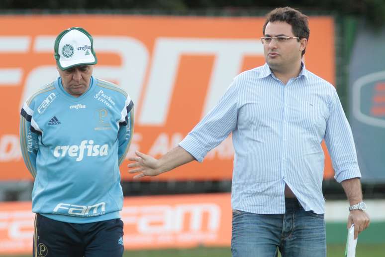 Alexandre Matos e Marcelo Oliveira acompanham movimentação em campo