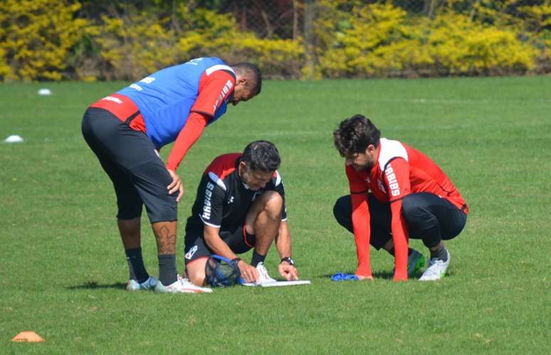 Pato observa prancheta de Osorio no treino desta terça