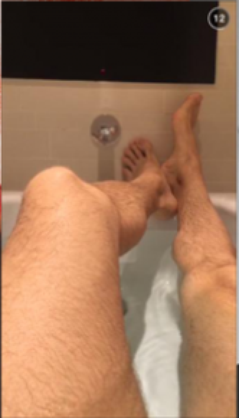 David Guetta exibe as pernas, enquanto toma banho, em sua conta do Snapchat