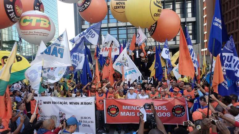 Centrais sindicais se reúnem na avenida Paulista para protestar contra o aumento da taxa Selic
