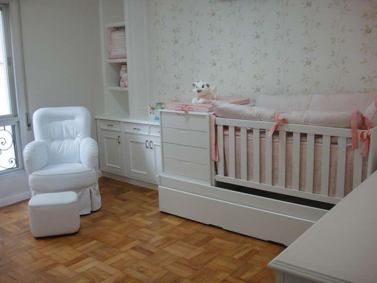 Uma poltrona é um item muito importante no quarto de bebê, principalmente na hora de amamentar. Projeto de Danyela Correa