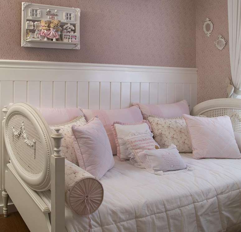 Uma cama auxiliar pode ser importante para o descanso após os cuidados com o bebê. Projeto de Itten Arquitetura e Interiores