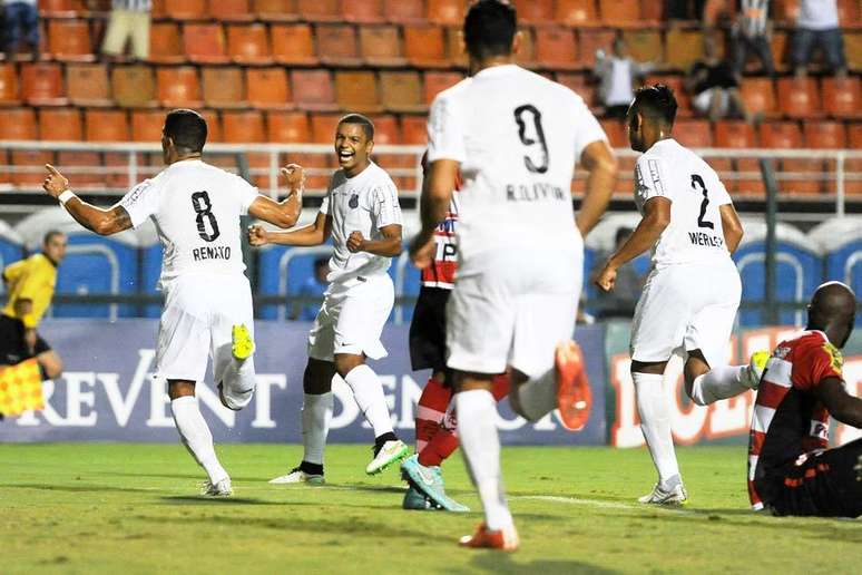 Santos 4 x 2 Linense, no Pacaembu