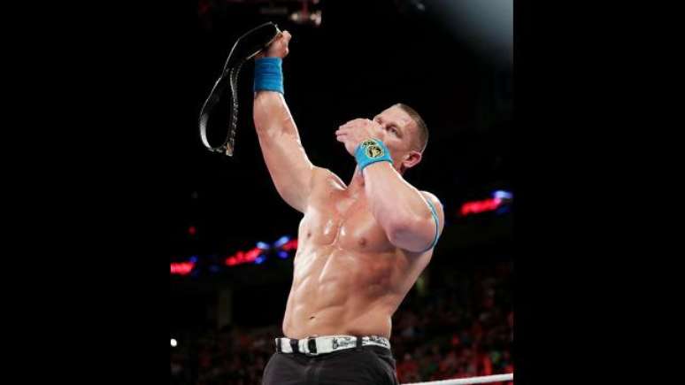 Com o nariz quebrado, John Cena mal conseguiu erguer o cinturão após o combate