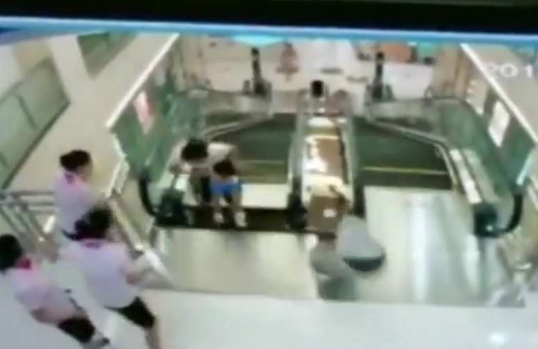Xiang Liujuan, de 30 anos, morreu ao ser puxada pelas engrenagens da escada rolante de um shopping da cidade de Jingzhou