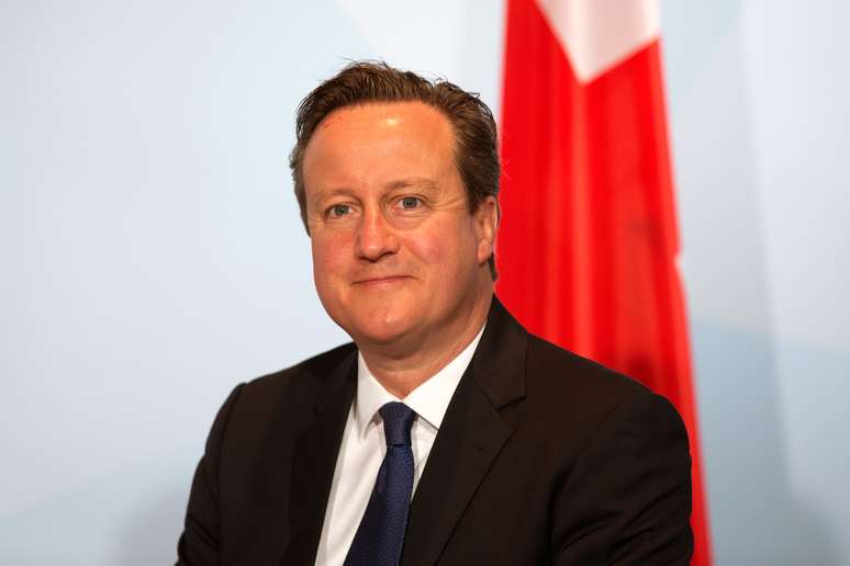 "Temos que proteger nossas fronteiras trabalhando conjuntamente com nossos vizinhos franceses", disse David Cameron