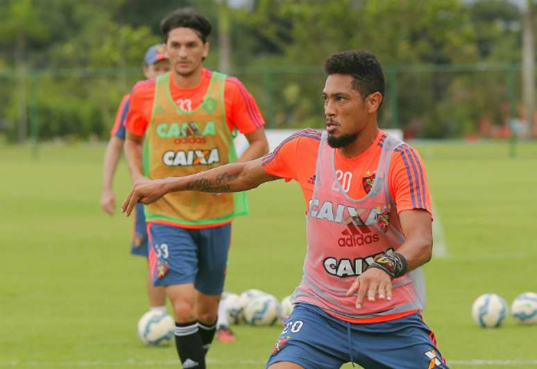 Atacante disputa com André a camisa 9 do Sport