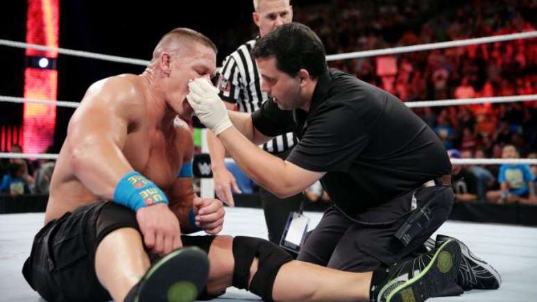 John Cena teve que ser atendido algumas vezes dentro do ringue, mas não desistiu