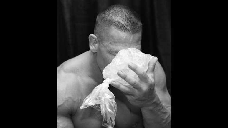 John Cena teve que colocar gelo para desinchar o nariz após o combate