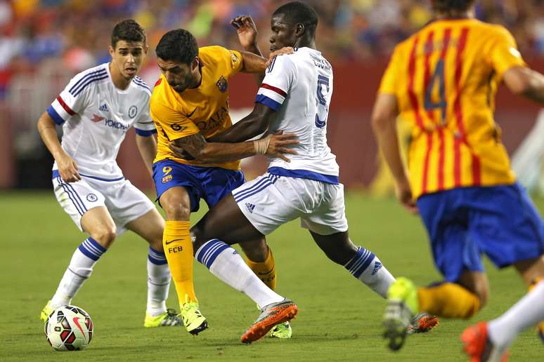 Amistoso teve craques como Luis Suárez e Oscar. E quem também jogou foi o Douglas