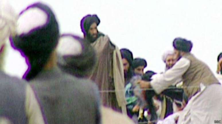 Mulá Omar (em pé), filmado secretamente pela BBC em 1996, foi raramente visto em público