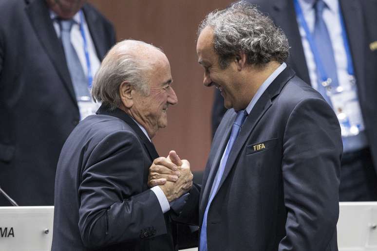 Antigo aliado de Blatter, Platini é o principal favorito para suceder o suíço na Fifa
