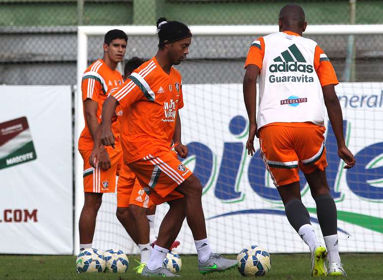 Ronaldinho pode jogar com Marcos Júnior, Osvaldo e Fred no ataque