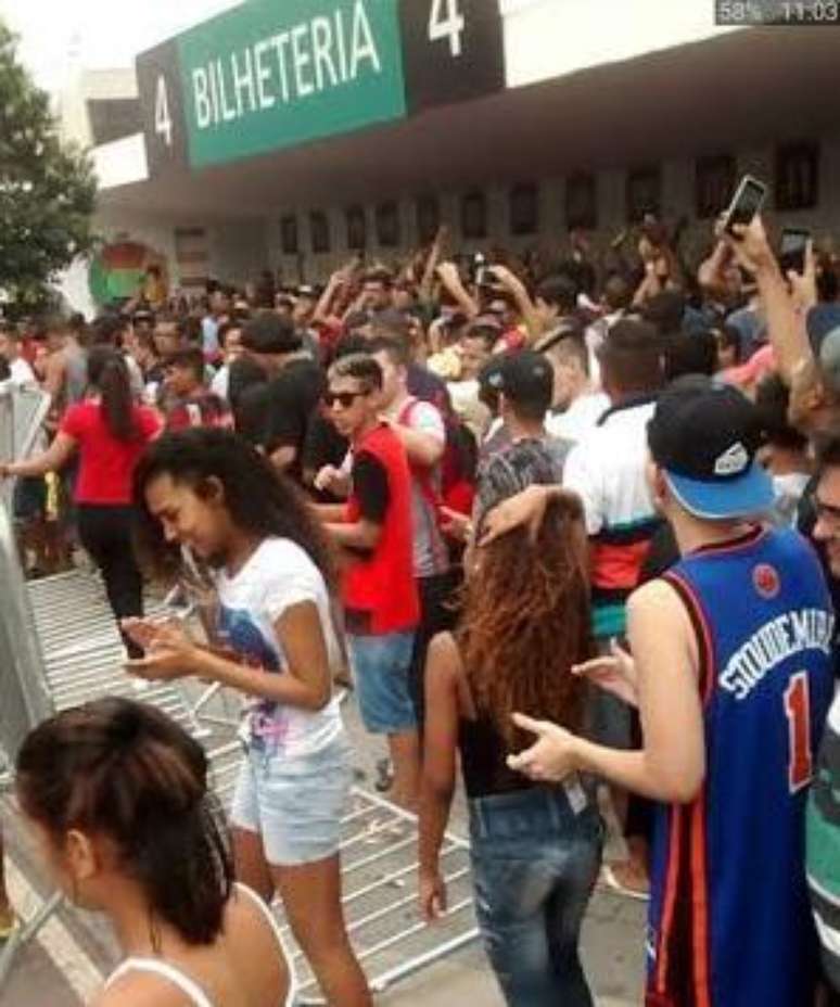 Torcedores do Fla na bilheteria 4 do Maracanã