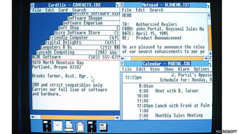 Em 20 de novembro de 1985, dois anos após o anúncio inicial, a Microsoft lançou o Windows 1.0. Bill Gates afirmou à época: “É um software único, desenhado para o usuário sério de computadores&#034;.