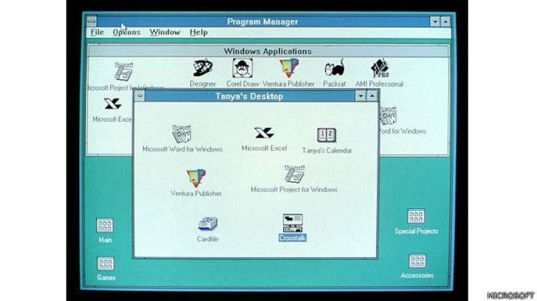Em 1990, o Windows começa a apresentar os traços das versões posteriores. O Windows 3.0 foi a primeira versão que teve sucesso comercial, com milhões em vendas no primeiro ano. O sistema era cada vez mais usado no trabalho e também começou a incluir jogos como Paciência e Campo Minado.