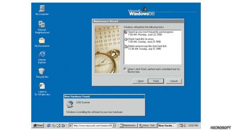 Windows 98 é a primeira versão do Windows desenhada especificamente para os consumidores. Computadores são comuns em empresas e casas, num momento em que começam a surgir os cybercafés. Windows 98 se descreve como um sistema operacional que &#034;trabalha melhor, joga melhor&#034;.