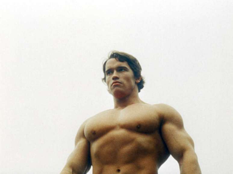 Já como fisiculturista, Arnold Schwarzenegger faz flexões e exibe músculos usando sunga, na Califórnia, em 1966