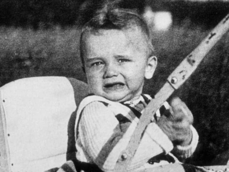 Arnold Schwarzenegger aos 6 meses de idade, no jardim de sua casa em Thal, na Áustria, em março de 1948