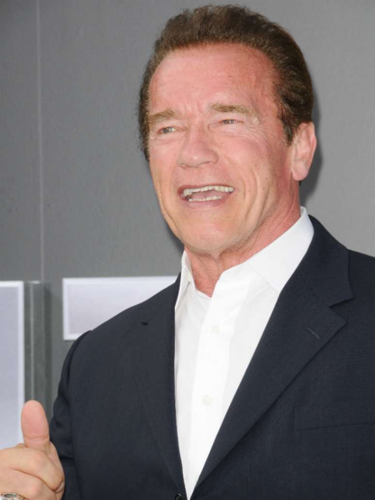 El actor saluda en la alfombra roja de la pel&iacute;cula &lsquo;Terminator Genisys&rsquo; en Holywood, 29 de junio de 2015.