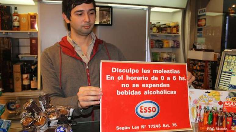Matías Sosa deve cumprir uma lei que proíbe comércios como o dele de vender bebidas alcoólicas à noite. O governo uruguaio quer ampliar a restrição.