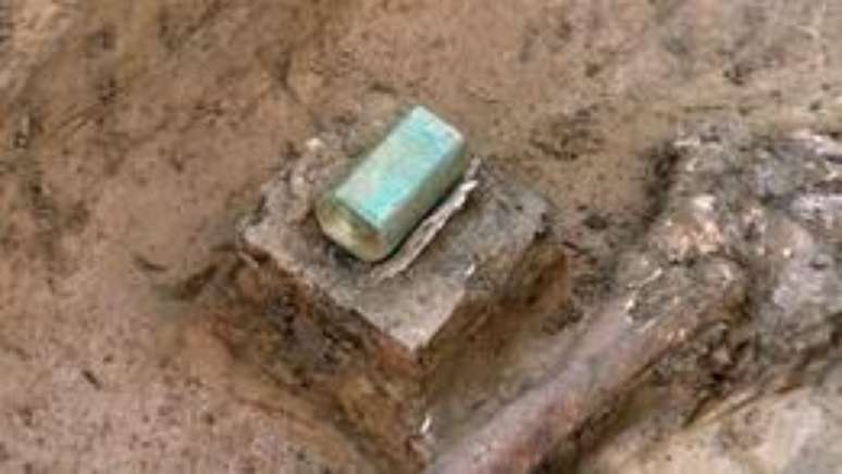 Objeto, provavelmente um relic&aacute;rio, estava na cova de capit&atilde;o Gabriel Archer