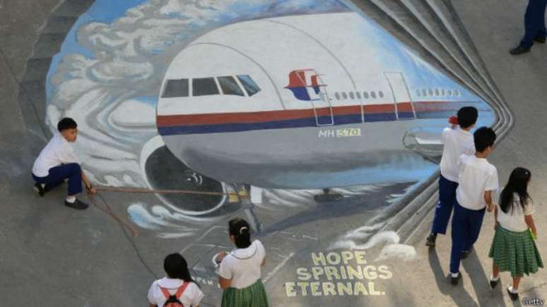 Depois de mais de um ano, ainda não se sabe onde está o voo MH370