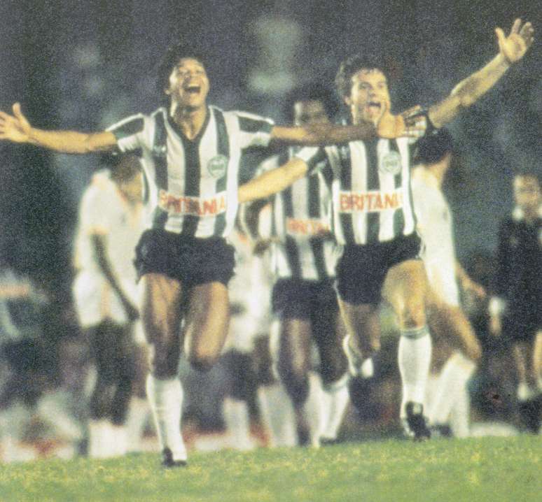 Com o fim dos pênaltis, jogadores do Coritiba correm para comemorar título inédito no Maracanã