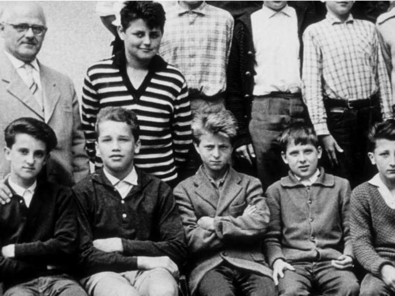 Aos 11 anos, Arnold Schwarzenegger posa com colegas da escola, em 1958, na Áustria