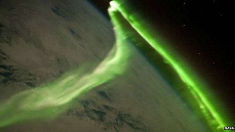 As luzes verdes que aparecem na aurora da Terra são causadas pela interação de partículas com o oxigênio da atmosfera