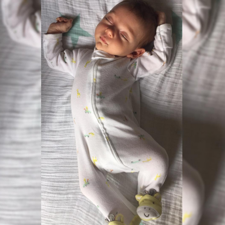 Fernanda Machado posta foto do filho Lucca dormindo e celebra as sete horas de sono de seu &#034;anjinho&#034;