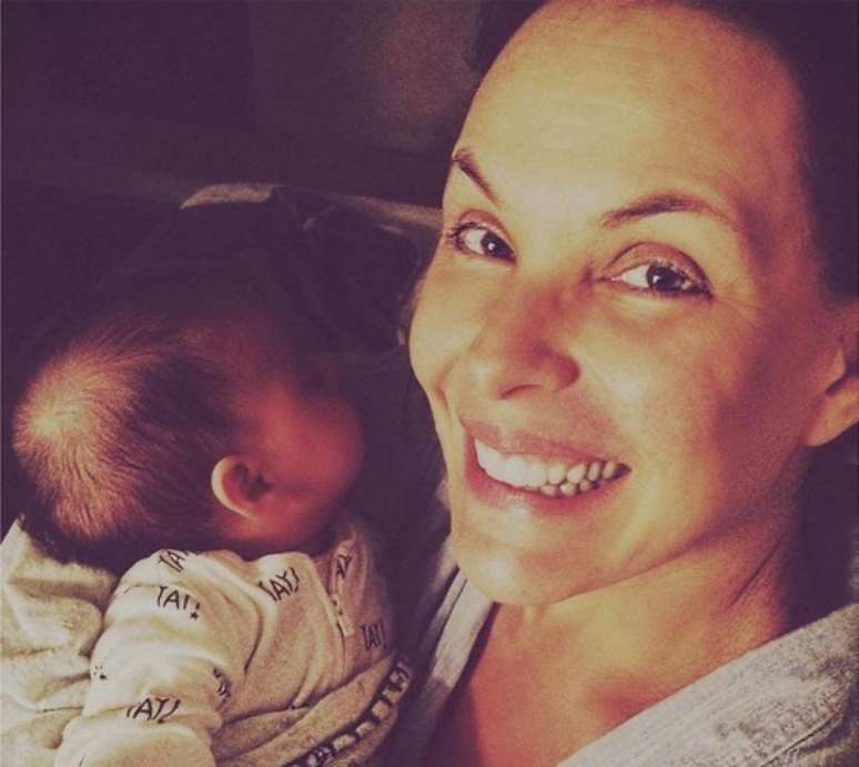 Carolina Ferraz mostrou a filha Isabel no Instagram 
