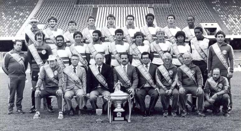 Elenco, comissão e diretoria do Coritiba posam para a foto oficial do título de 1985
